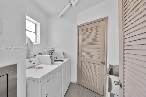 Condo in Hallandale Beach, Florida, 1 bedroom  № 2145824 - photo 13
