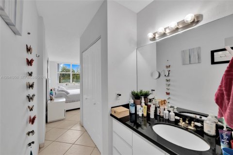 Condo in Hallandale Beach, Florida, 1 bedroom  № 2145824 - photo 9