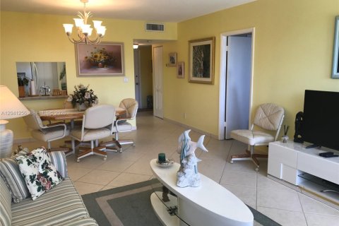 Condo in Hallandale Beach, Florida, 1 bedroom № 2145824 - photo 5