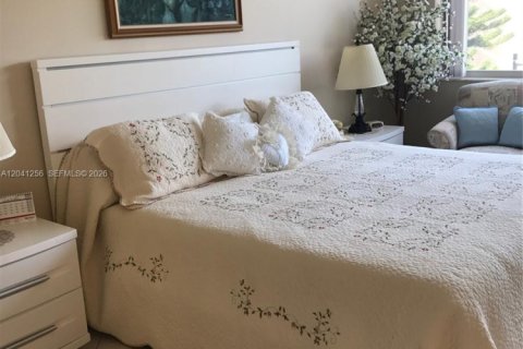 Condo in Hallandale Beach, Florida, 1 bedroom № 2145824 - photo 6