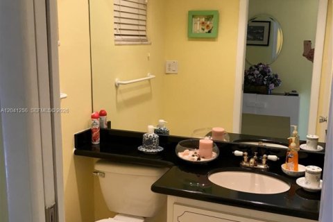 Condo in Hallandale Beach, Florida, 1 bedroom № 2145824 - photo 2