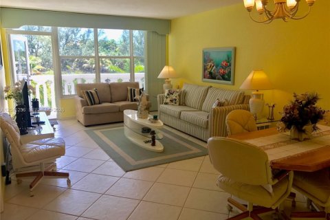 Condo in Hallandale Beach, Florida, 1 bedroom № 2145824 - photo 4