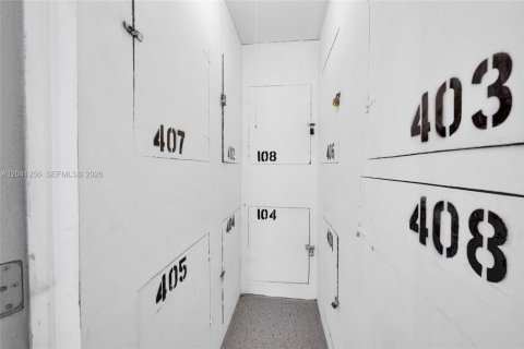 Condo in Hallandale Beach, Florida, 1 bedroom  № 2145824 - photo 12