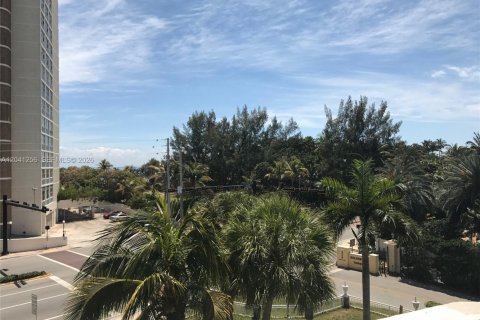 Condo in Hallandale Beach, Florida, 1 bedroom № 2145824 - photo 3