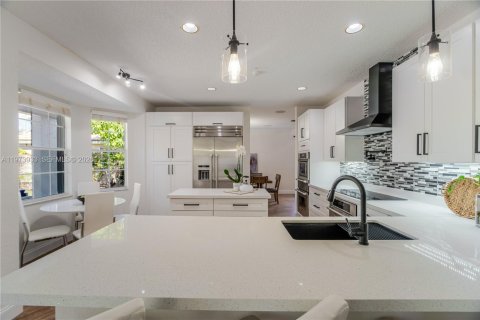 House in Weston, Florida 4 bedrooms, 253.62 sq.m. № 2040613 - photo 13