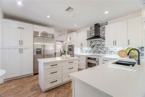House in Weston, Florida 4 bedrooms, 253.62 sq.m. № 2040613 - photo 14