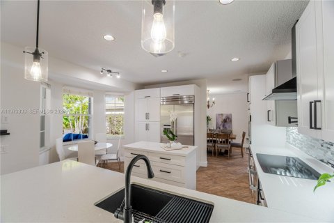 House in Weston, Florida 4 bedrooms, 253.62 sq.m. № 2040613 - photo 19