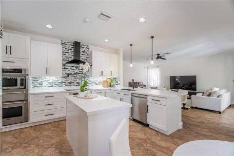 House in Weston, Florida 4 bedrooms, 253.62 sq.m. № 2040613 - photo 16