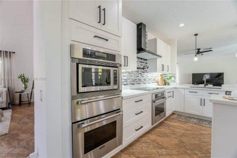 House in Weston, Florida 4 bedrooms, 253.62 sq.m. № 2040613 - photo 15