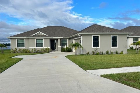 House in Winter Haven, Florida 4 bedrooms, 263.38 sq.m. № 2354305