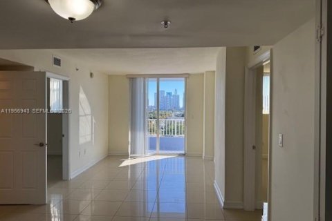 Apartamento en alquiler en Miami, Florida, 2 dormitorios, 80.36 m2 № 2011803 - foto 2
