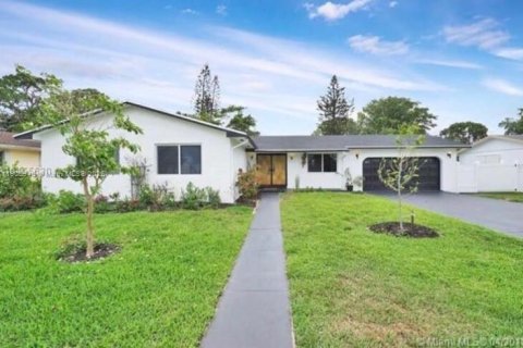 House in Miami Gardens, Florida 4 bedrooms, 152.82 sq.m. № 2081984 - photo 1
