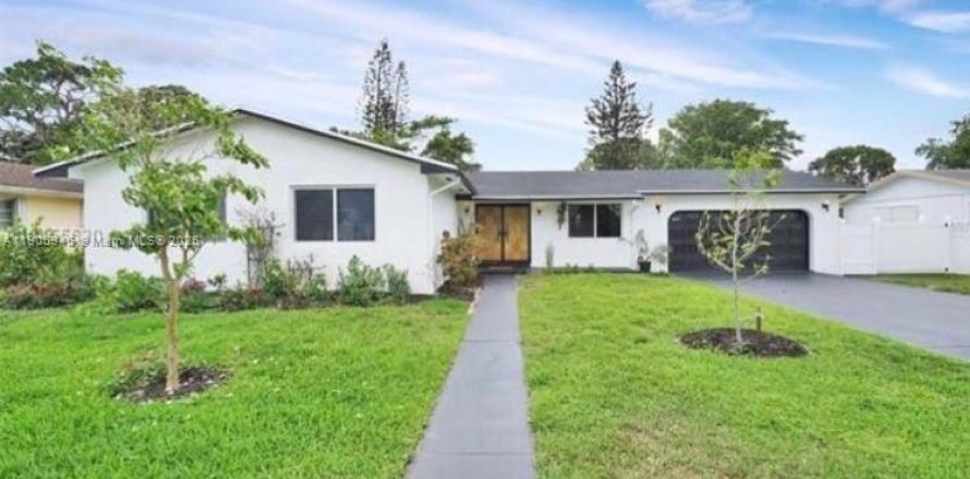 House in Miami Gardens, Florida 4 bedrooms, 152.82 sq.m. № 2081984