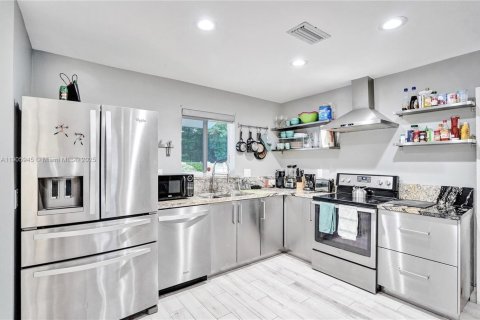 House in Miami Gardens, Florida 4 bedrooms, 152.82 sq.m. № 2081984 - photo 8