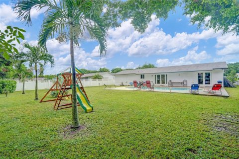 House in Miami Gardens, Florida 4 bedrooms, 152.82 sq.m. № 2081984 - photo 23