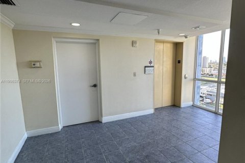 Condo in Miami, Florida, 2 bedrooms  № 2068862 - photo 12