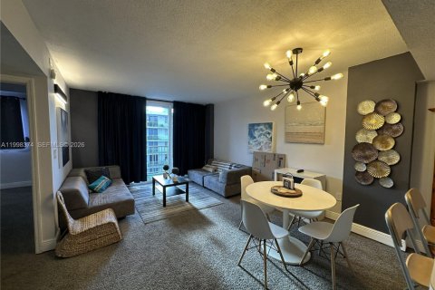 Condo in Miami, Florida, 2 bedrooms  № 2068862 - photo 2