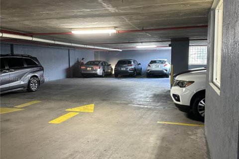 Condo in Miami, Florida, 2 bedrooms  № 2068862 - photo 16