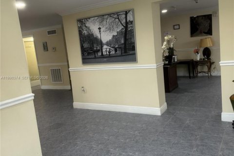 Condo in Miami, Florida, 2 bedrooms  № 2068862 - photo 14