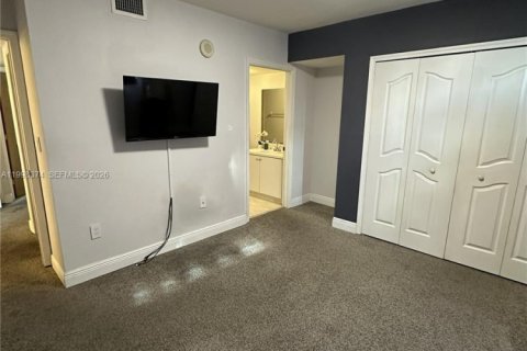 Condo in Miami, Florida, 2 bedrooms  № 2068862 - photo 10