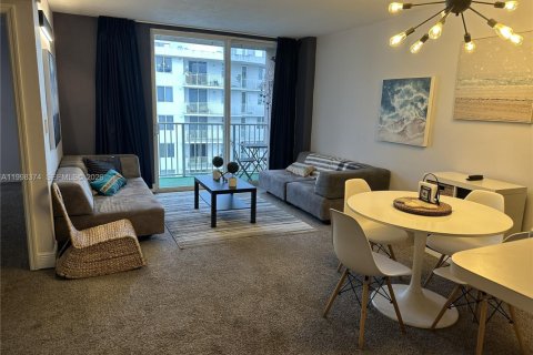 Condo in Miami, Florida, 2 bedrooms  № 2068862 - photo 3