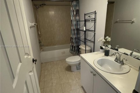 Condo in Miami, Florida, 2 bedrooms  № 2068862 - photo 11