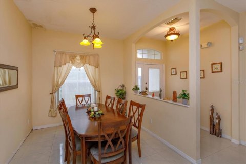 House in Davenport, Florida 5 bedrooms, 263.66 sq.m. № 2094546 - photo 3