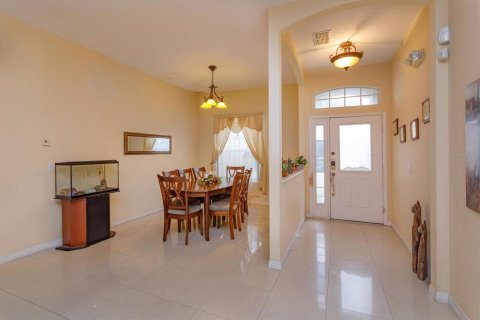 House in Davenport, Florida 5 bedrooms, 263.66 sq.m. № 2094546 - photo 2