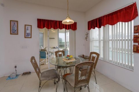 House in Davenport, Florida 5 bedrooms, 263.66 sq.m. № 2094546 - photo 9