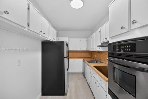 Condo in North Bay Village, Florida, 2 bedrooms № 2370022 - photo 19