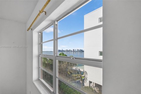 Condo in North Bay Village, Florida, 2 bedrooms № 2370022 - photo 23