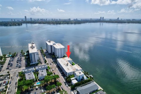 Condo in North Bay Village, Florida, 2 bedrooms № 2370022 - photo 3