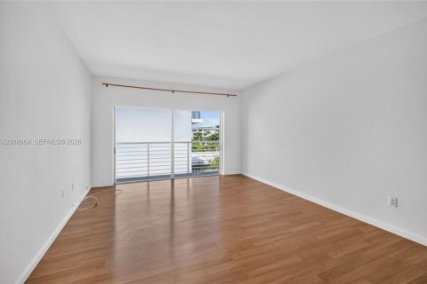 Condo in North Bay Village, Florida, 2 bedrooms № 2370022 - photo 11
