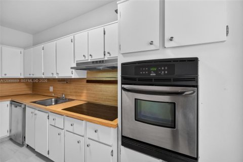 Condo in North Bay Village, Florida, 2 bedrooms № 2370022 - photo 16