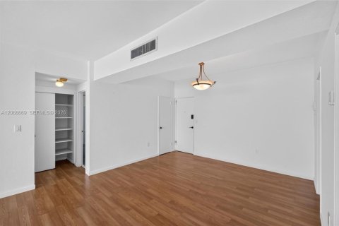 Condo in North Bay Village, Florida, 2 bedrooms № 2370022 - photo 10