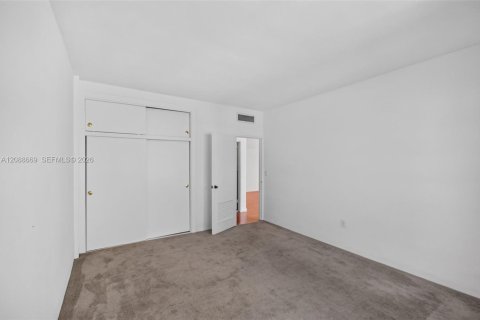 Condo in North Bay Village, Florida, 2 bedrooms № 2370022 - photo 22