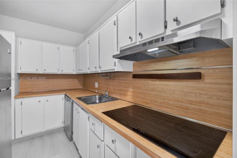 Condo in North Bay Village, Florida, 2 bedrooms № 2370022 - photo 18