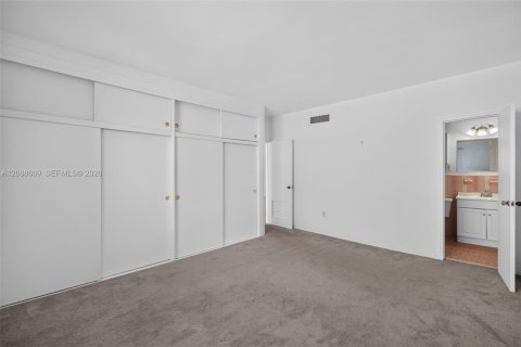 Condo in North Bay Village, Florida, 2 bedrooms № 2370022 - photo 29