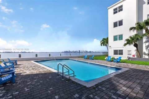 Condo in North Bay Village, Florida, 2 bedrooms № 2370022 - photo 4