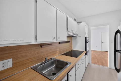 Condo in North Bay Village, Florida, 2 bedrooms № 2370022 - photo 17