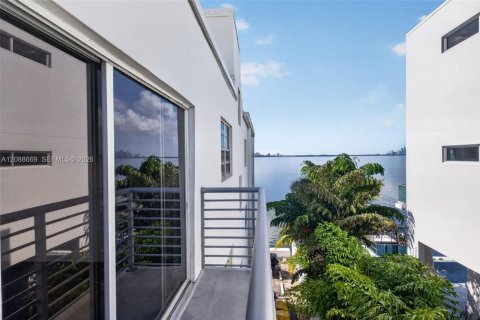 Condo in North Bay Village, Florida, 2 bedrooms № 2370022 - photo 13
