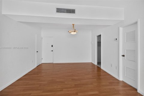 Condo in North Bay Village, Florida, 2 bedrooms № 2370022 - photo 30