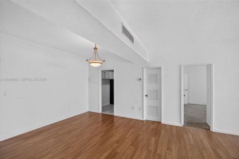Condo in North Bay Village, Florida, 2 bedrooms № 2370022 - photo 21
