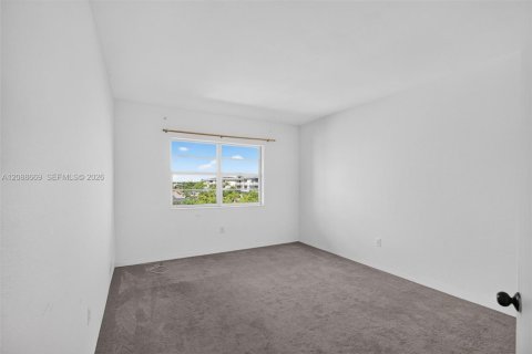 Condo in North Bay Village, Florida, 2 bedrooms № 2370022 - photo 24