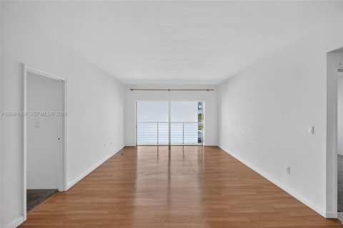 Condo in North Bay Village, Florida, 2 bedrooms № 2370022 - photo 6