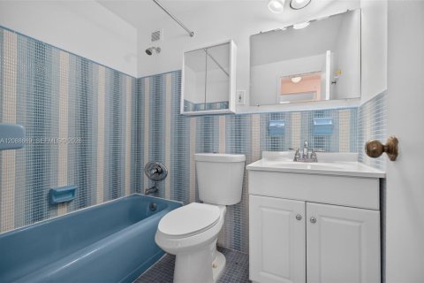 Condo in North Bay Village, Florida, 2 bedrooms № 2370022 - photo 28