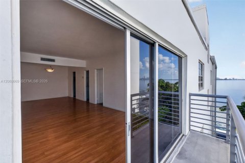 Condo in North Bay Village, Florida, 2 bedrooms № 2370022 - photo 12