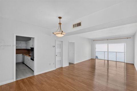 Condo in North Bay Village, Florida, 2 bedrooms № 2370022 - photo 20