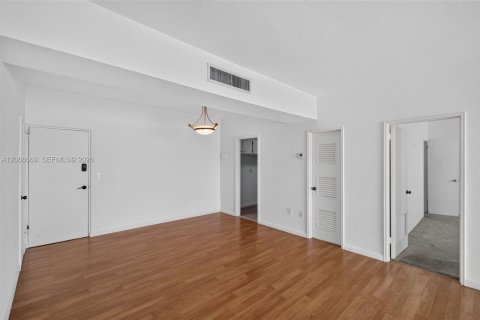 Condo in North Bay Village, Florida, 2 bedrooms № 2370022 - photo 8