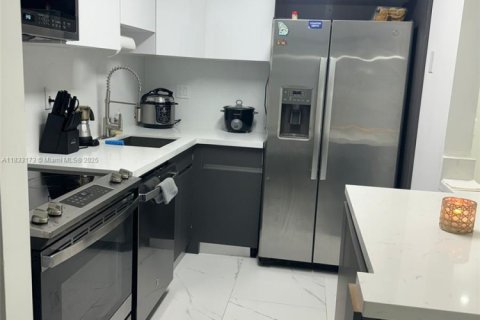 Condominio en venta en Hialeah, Florida, 2 dormitorios, 78.78 m2 № 1813859 - foto 11